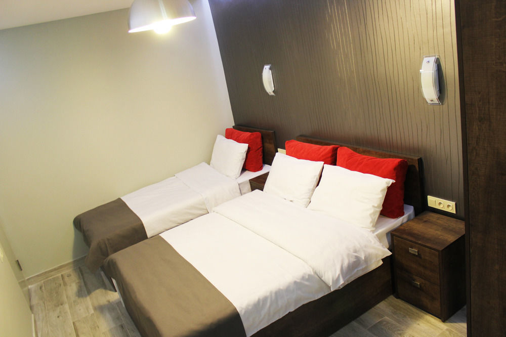Studio Rooms On The 2Nd Floor 耶烈万 外观 照片